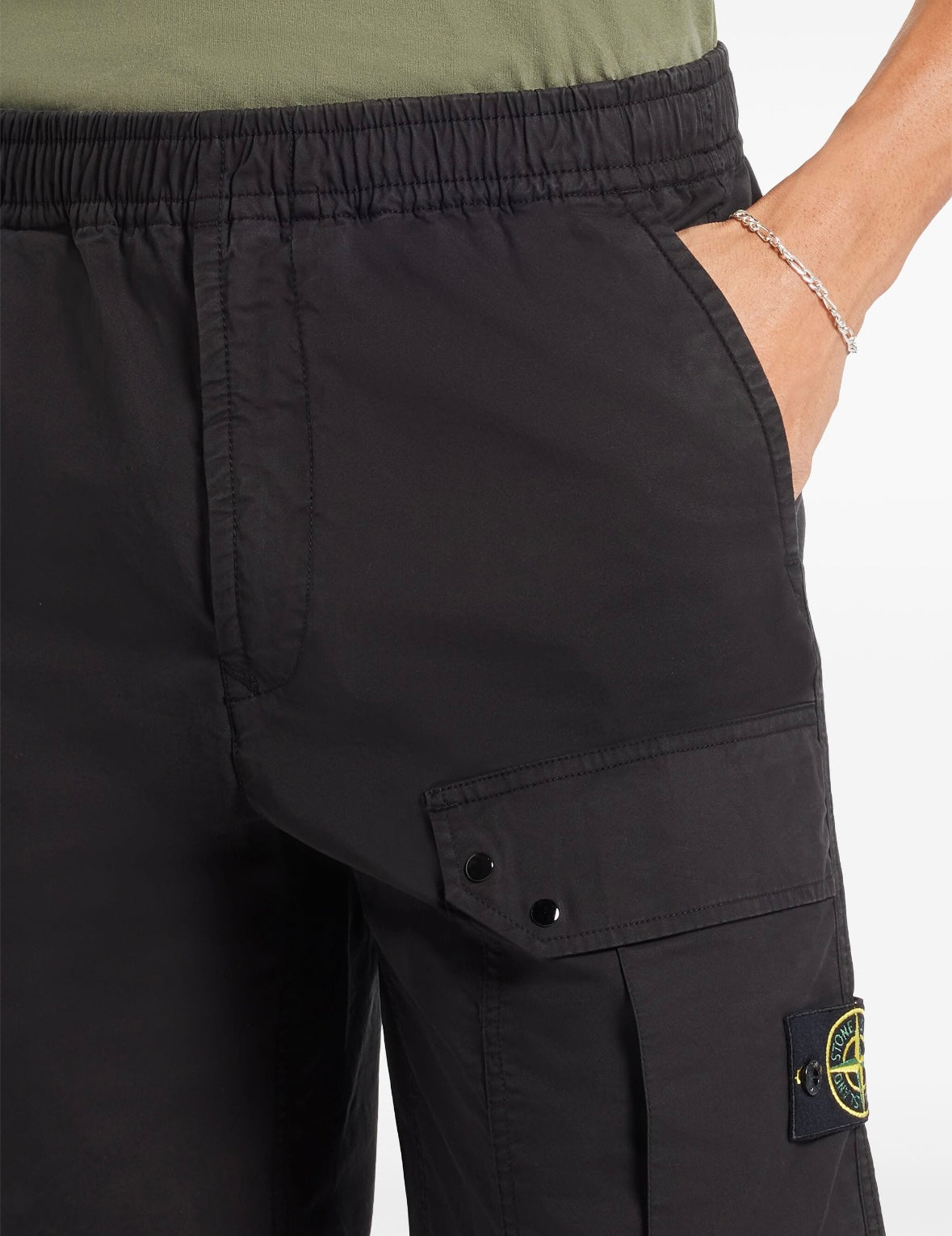 Stone Island
Compass-badge cargo shorts