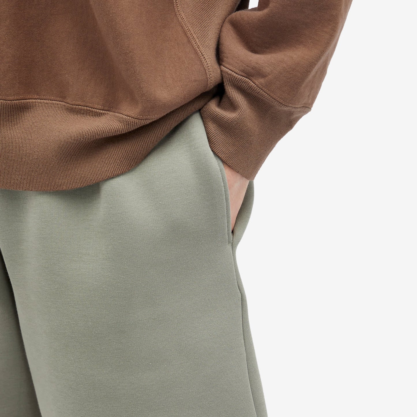 NIKE TECH FLEECE SHORTS
Dark Stucco